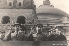 正在动手绘制陵墓草图